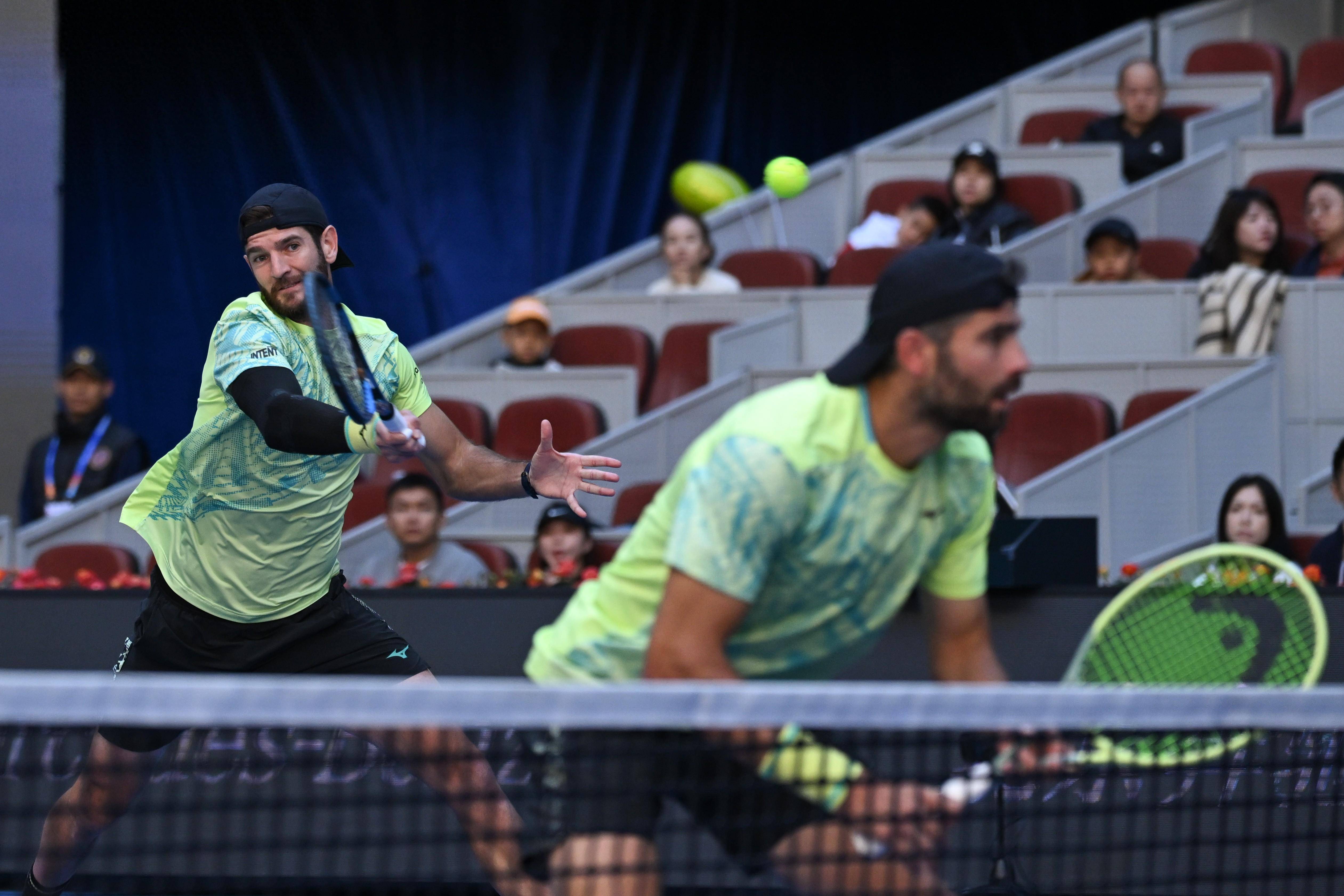 意大利足球队夺得冠军，球迷欢呼不已