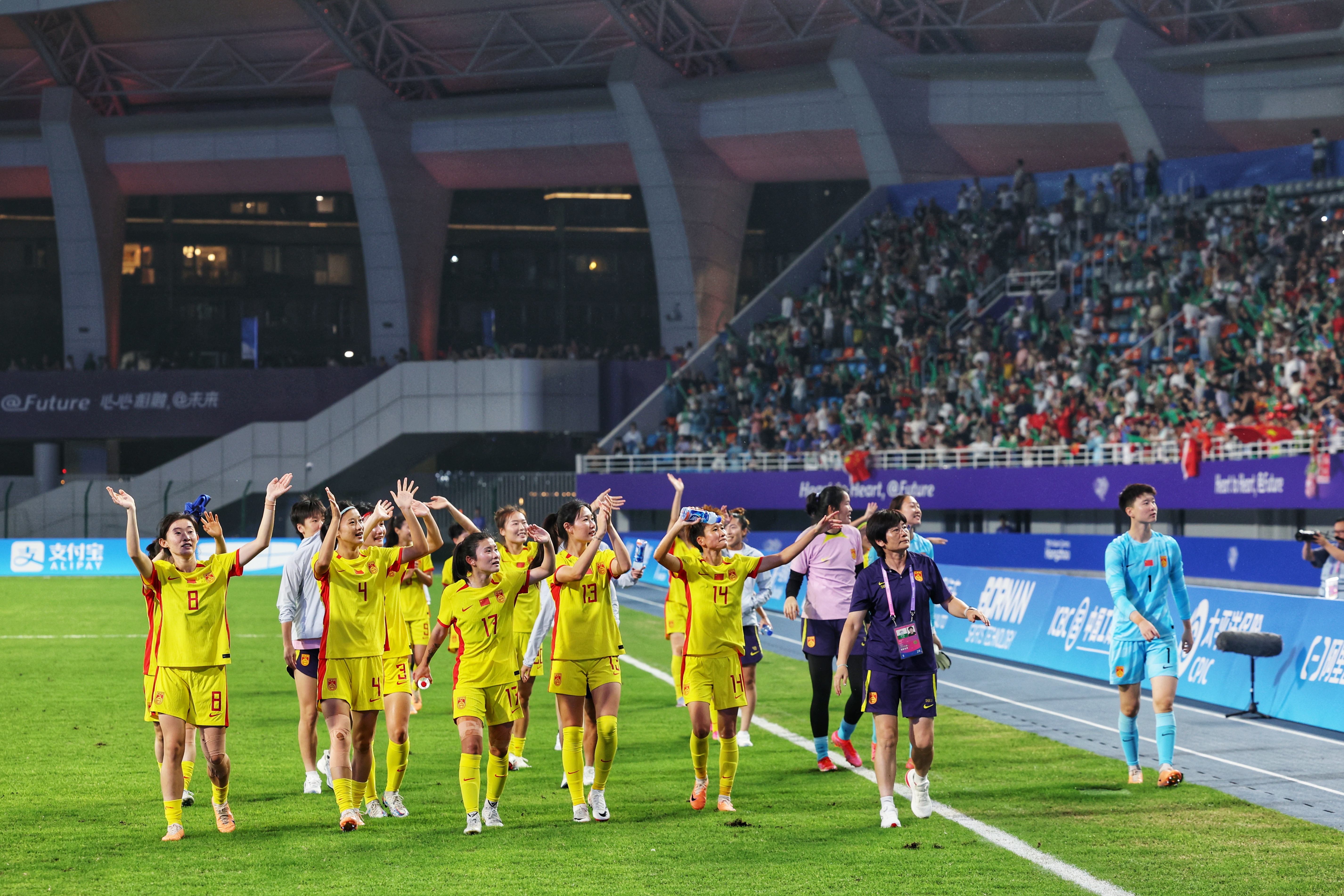 女足比赛中,中国队防守稳健,完胜对手 女足比赛中,中国队防守稳健,完胜对手