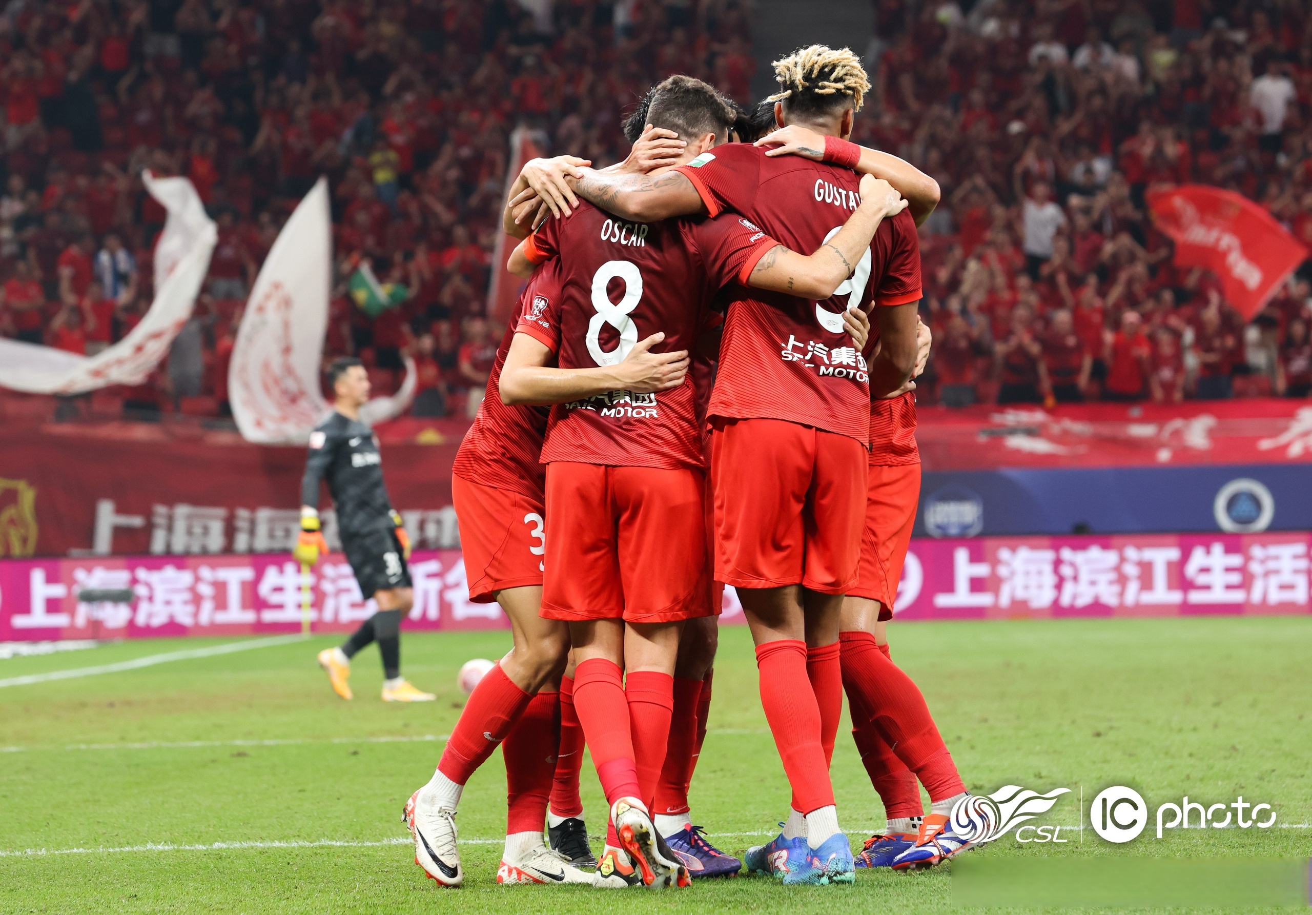 激烈对抗在场上上演,球员们拼尽全力 激烈对抗在场上上演,球员们拼尽全力