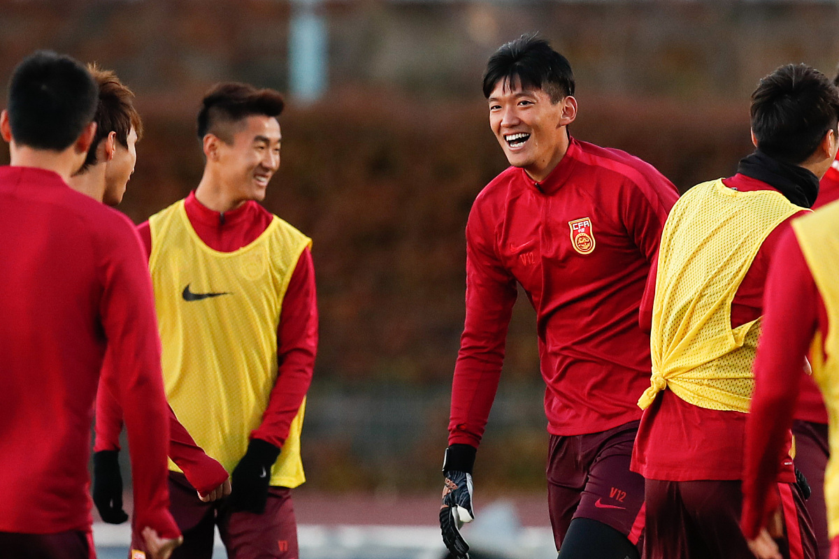 热血比赛中,队员们展现出了激情与决心 热血比赛中,队员们展现出了激情与决心