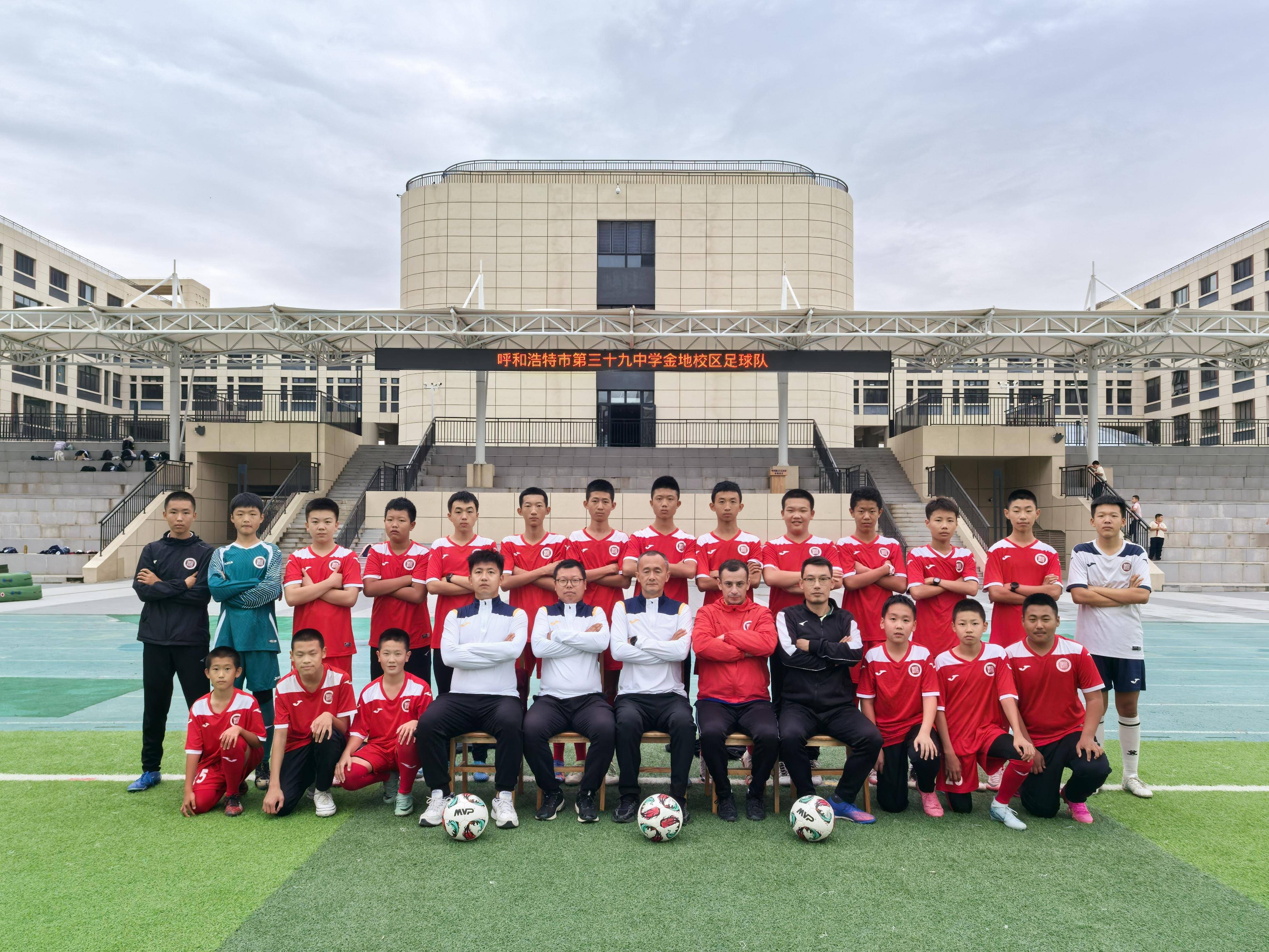 足球比赛中一次漂亮的长传助攻助队获胜