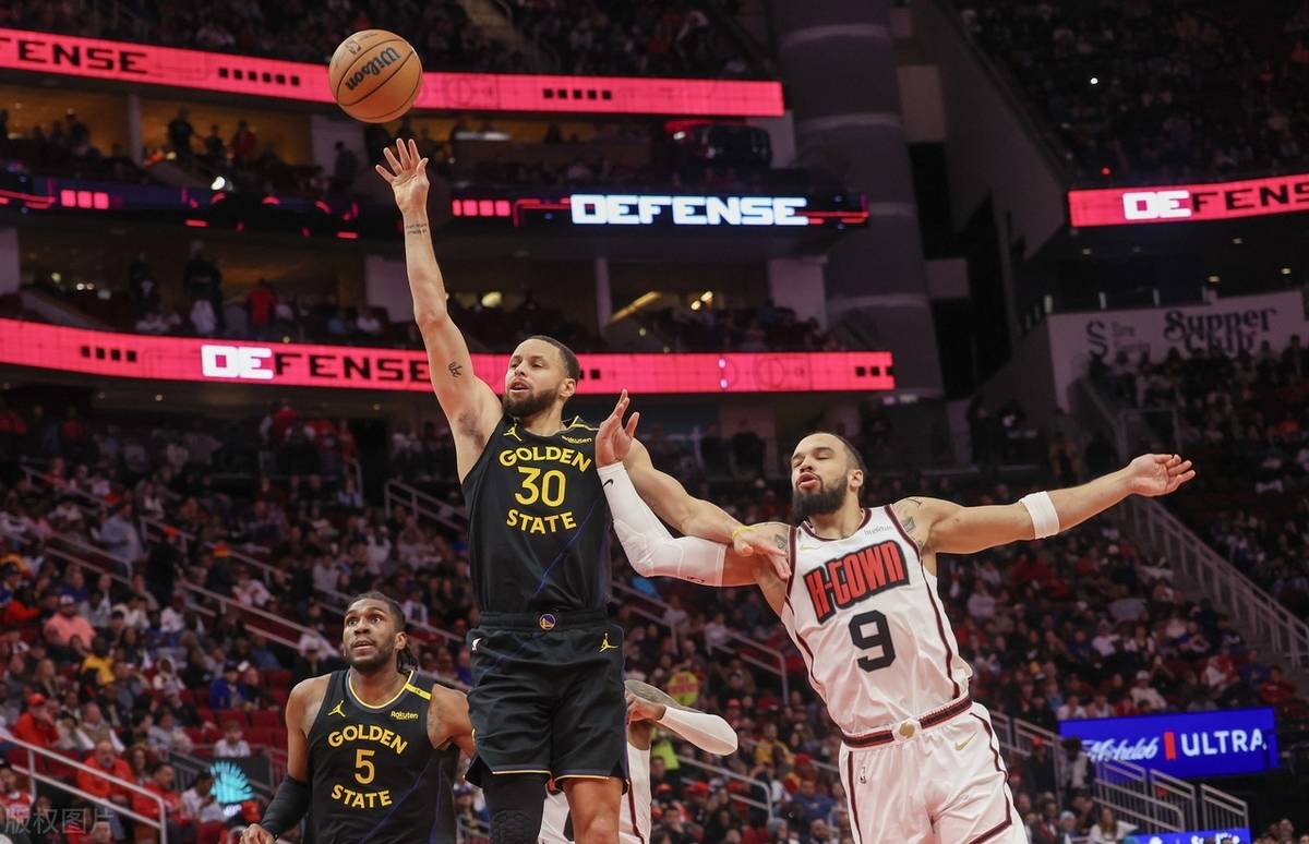 勇士队在客场比赛中巩固领先优势 勇士队在客场比赛中巩固领先优势