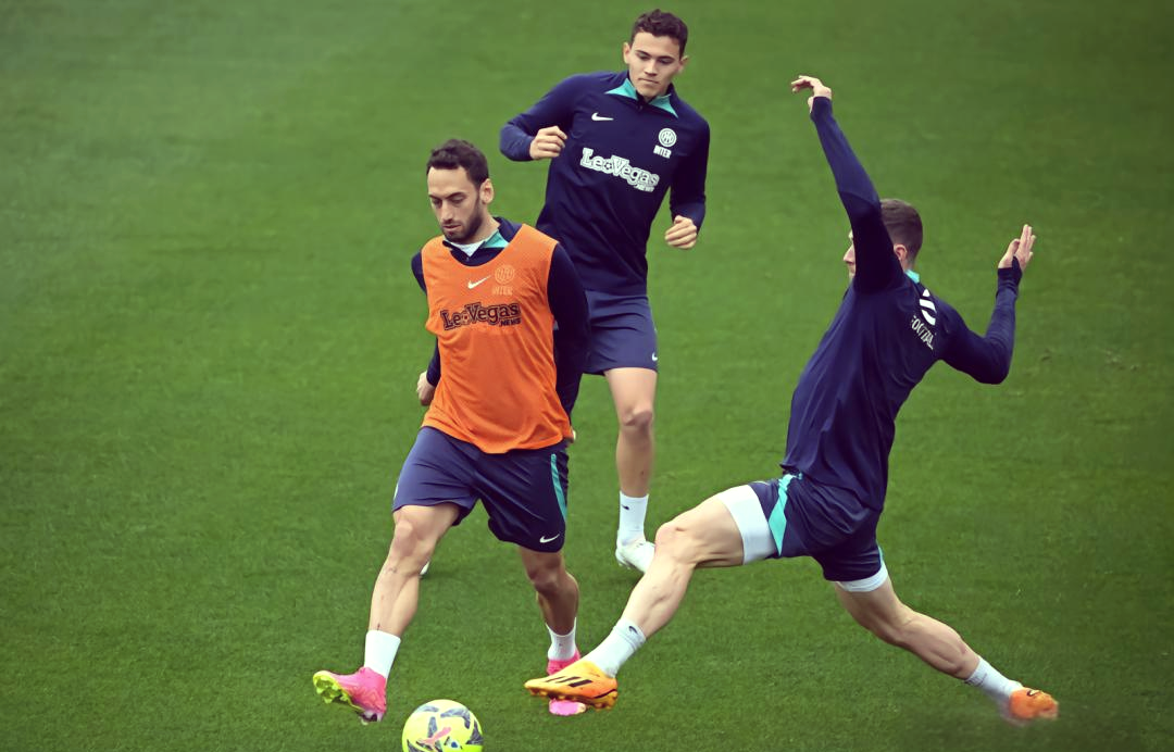 包含欧预赛赛场上掀起一场激烈对决，胜负难分的词条