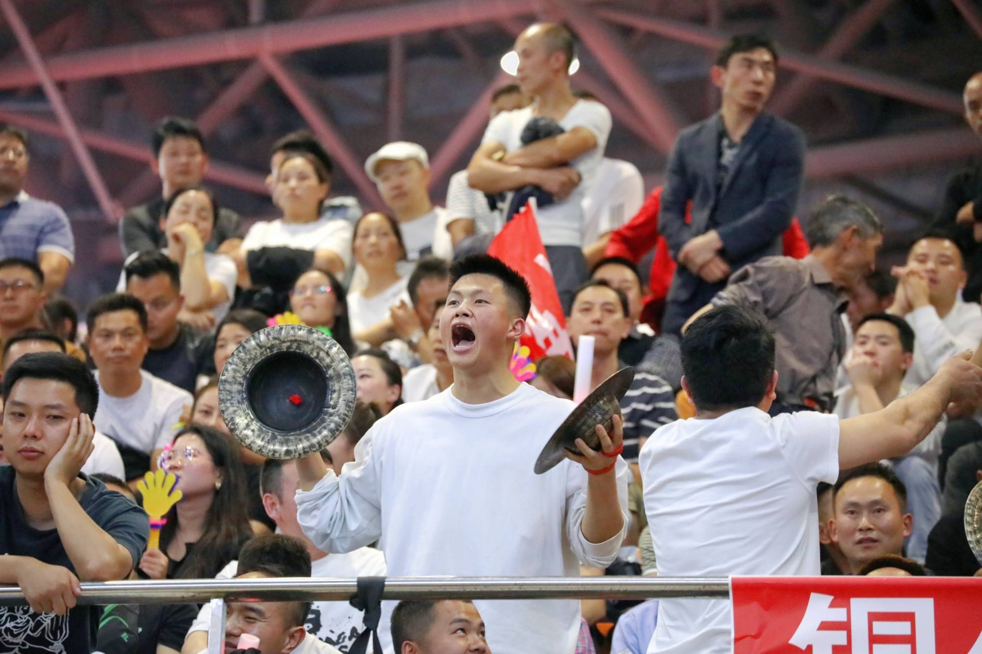 观众热情点燃现场氛围,为球队加油助威 观众热情点燃现场氛围,为球队加油助威