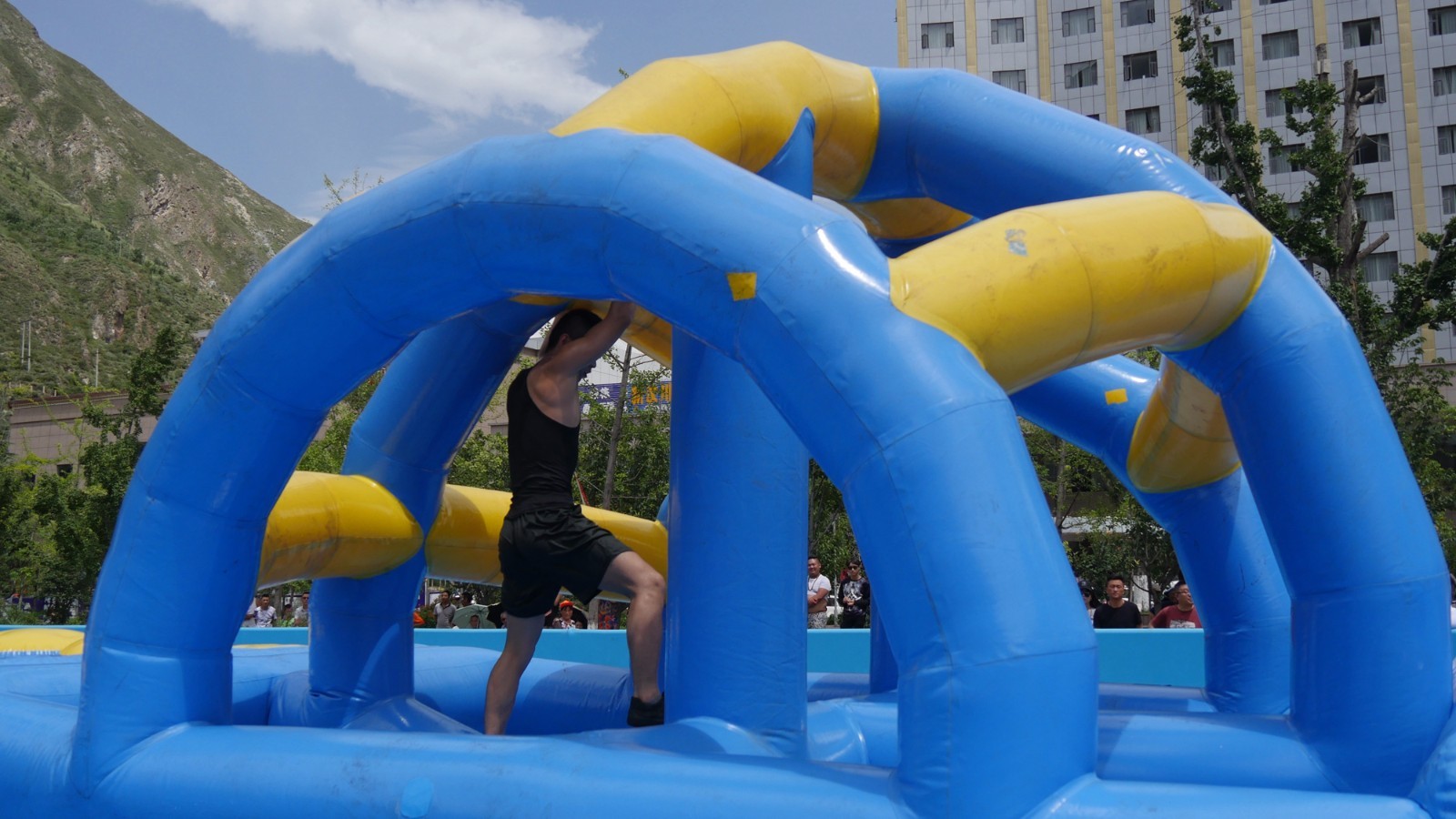 劲爆比赛:球员们毫不退缩,敢于冒险的简单介绍 劲爆比赛:球员们毫不退缩,敢于冒险的简单介绍