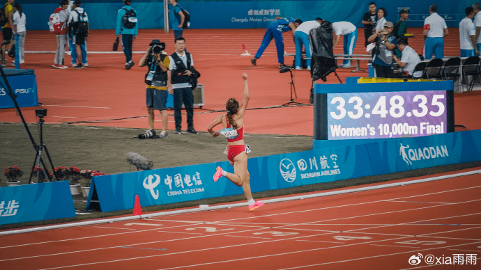 包含田径冠军冲刺终点线夺得胜利果实的词条