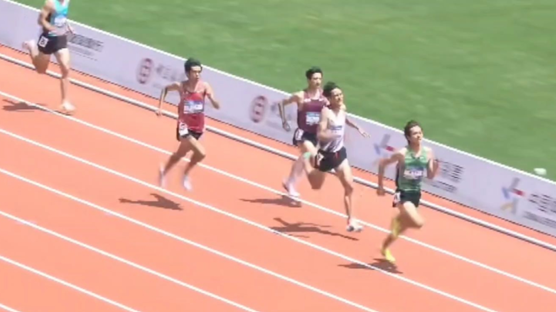 包含田径冠军冲刺终点线夺得胜利果实的词条