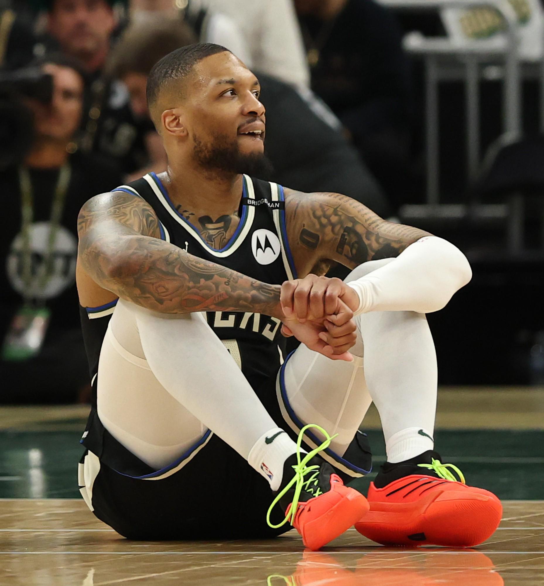 雄鹿撕裂人员蓝裙,戴维斯砍下+的简单介绍 雄鹿撕裂人员蓝裙,戴维斯砍下+的简单介绍