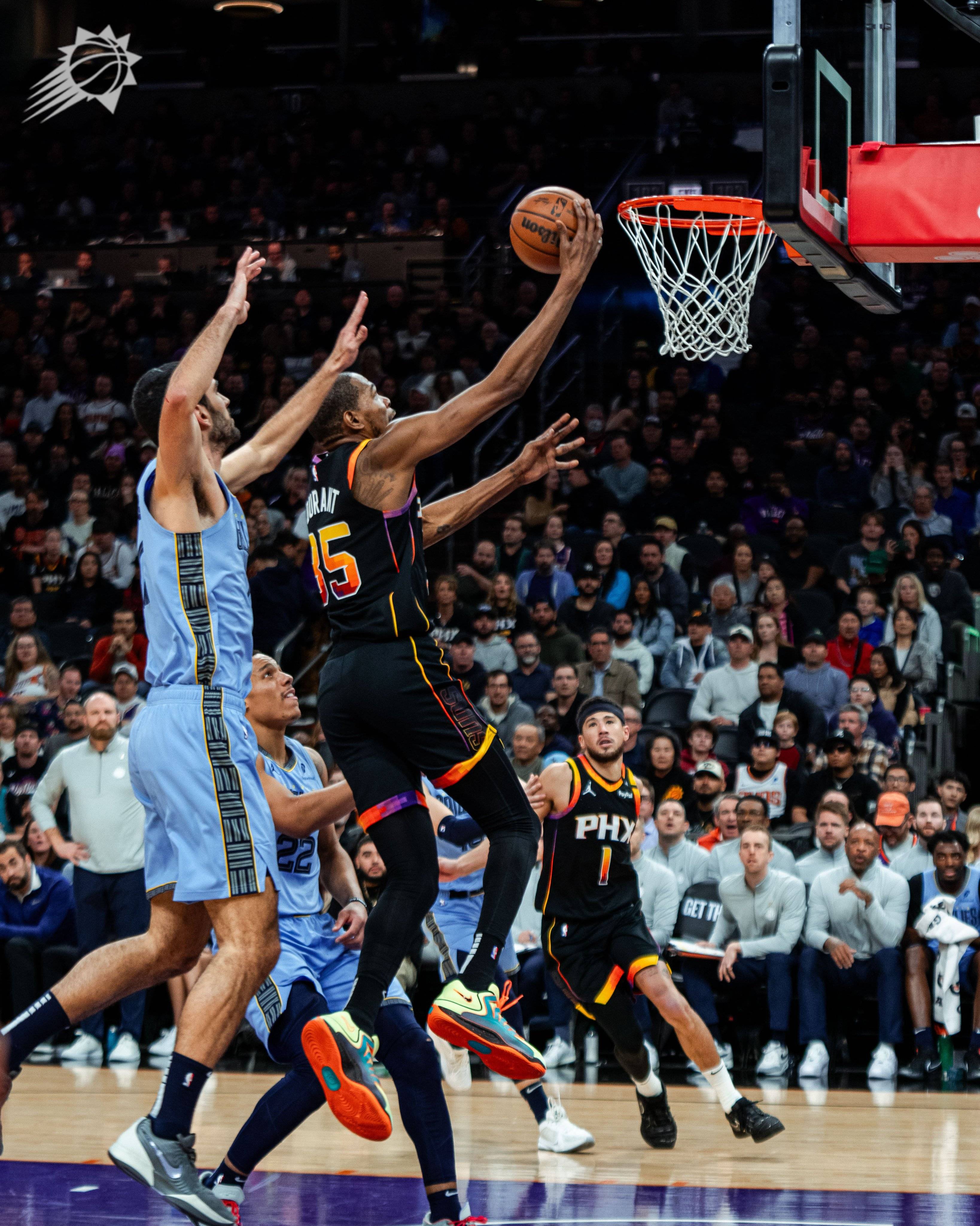 季后赛首轮对阵出炉，激烈角逐即将展开