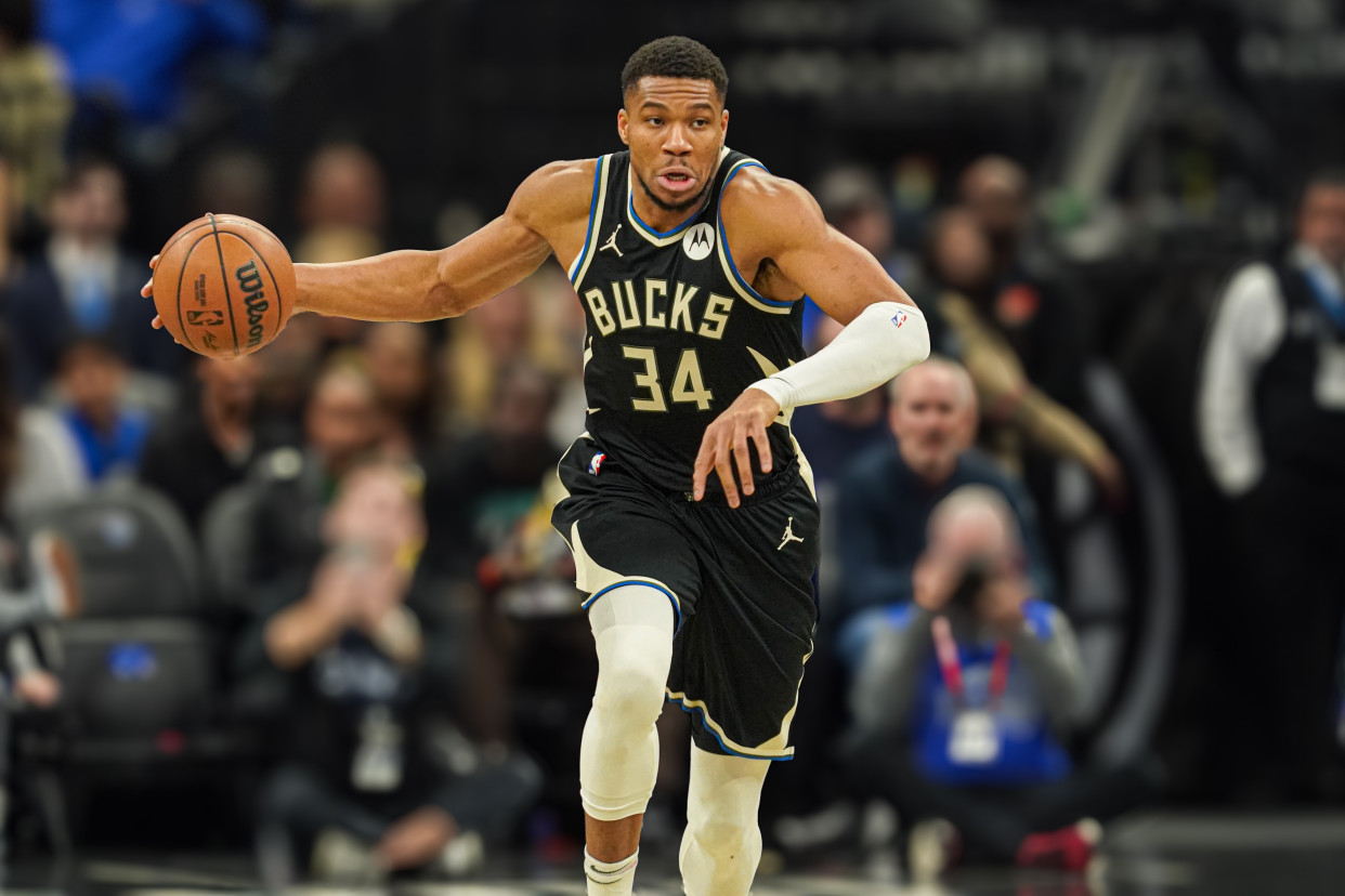 雄鹿大将字母哥莱昂纳德迎来球队新生力量 雄鹿大将字母哥莱昂纳德迎来球队新生力量