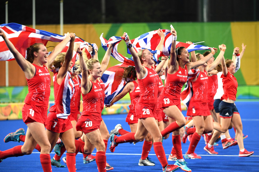 加拿大代表队在曲棍球比赛中取得胜利