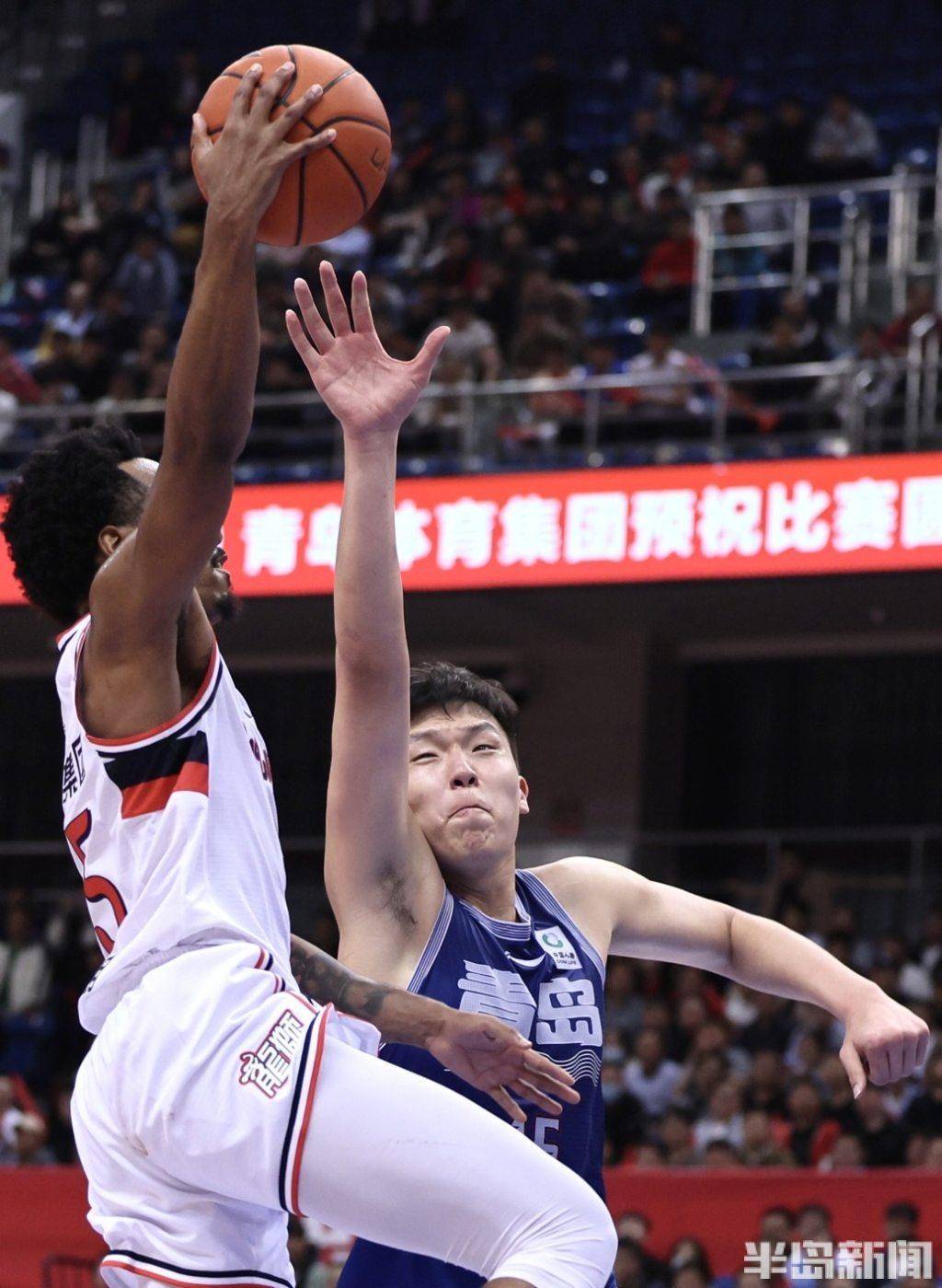 青岛男篮战胜上海队，迎接季后赛