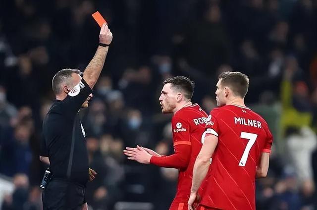 开云体育中国-裁判判罚引争议，球员疑似吃红牌