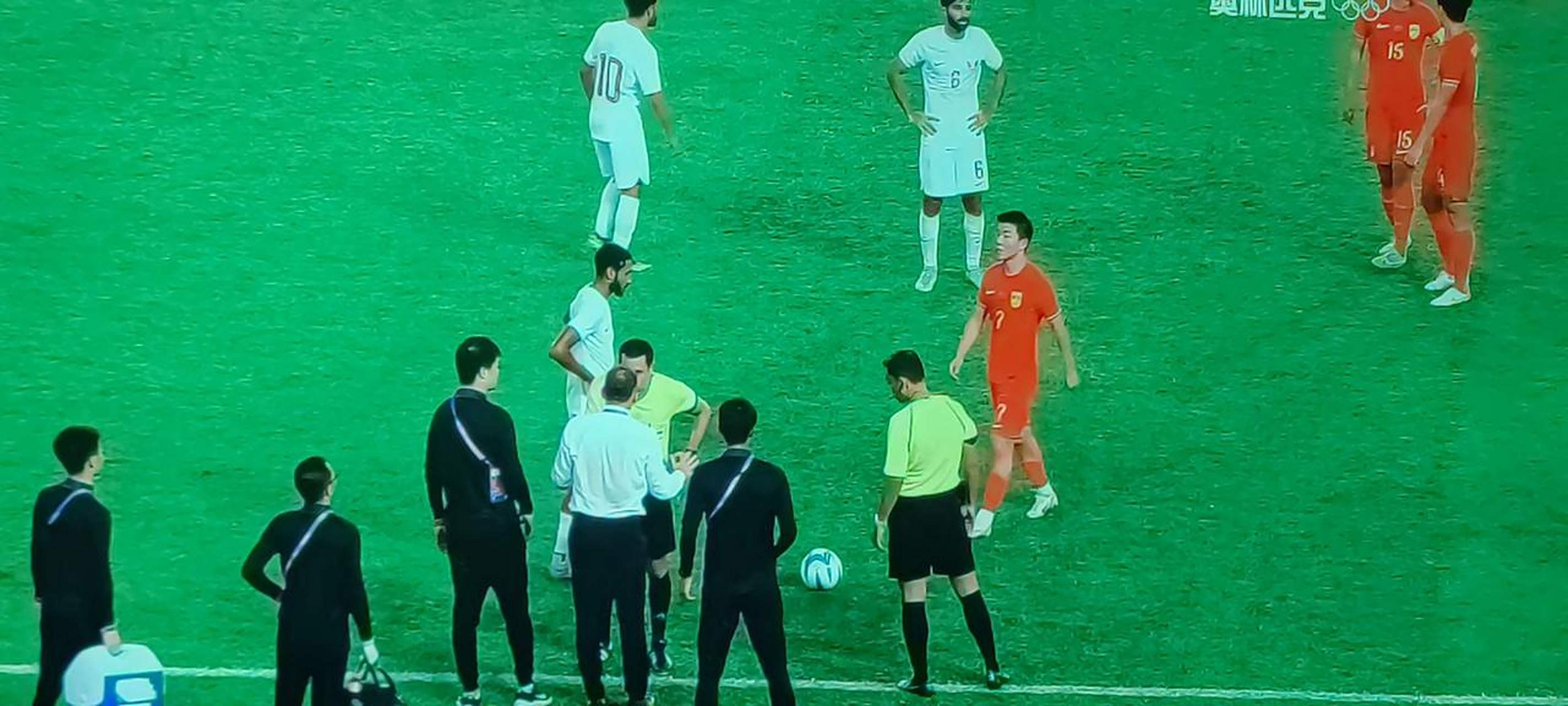 裁判判罚引争议,球员疑似吃红牌 裁判判罚引争议,球员疑似吃红牌