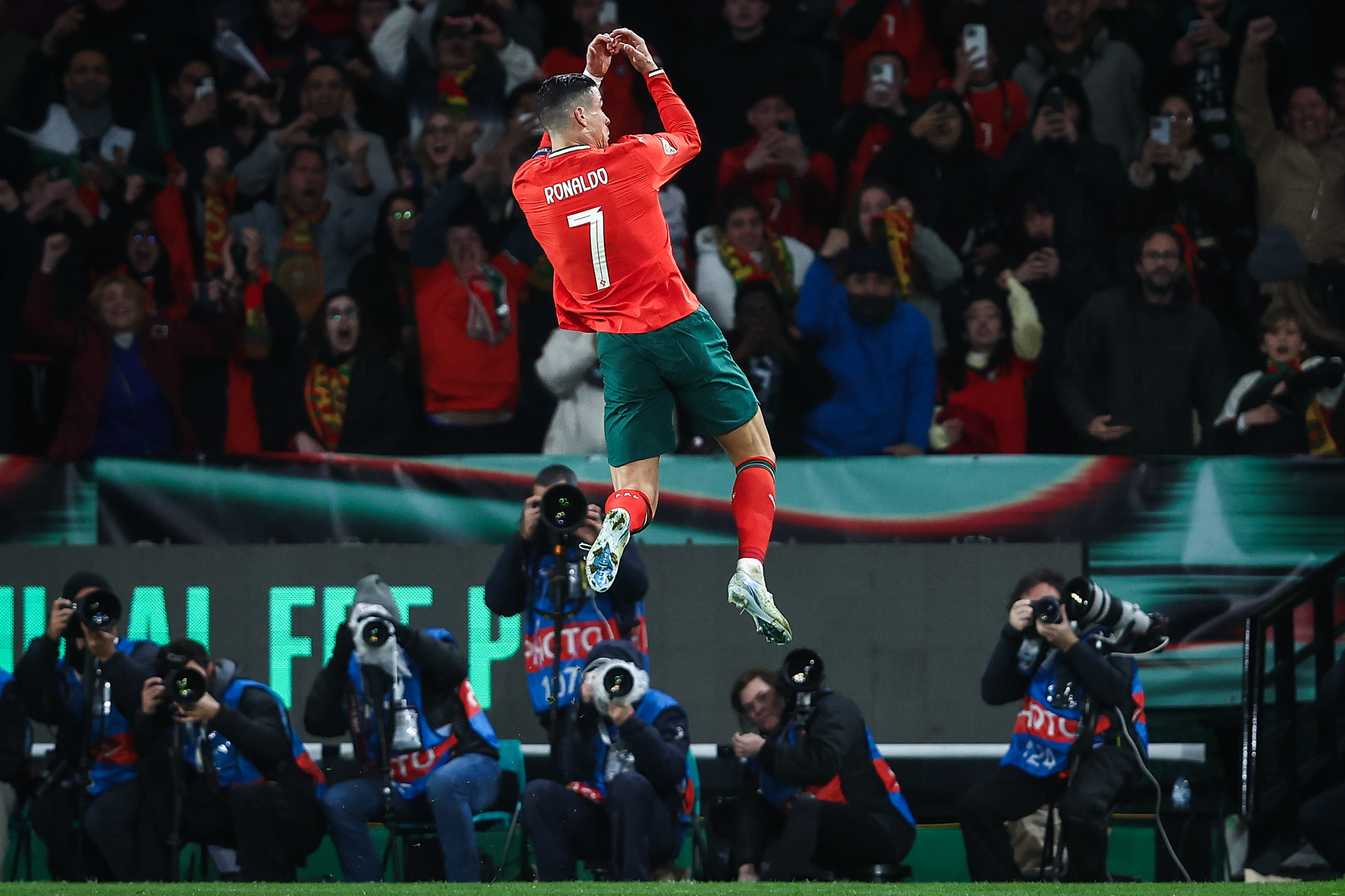 欧国联国家豪门对决,赛场火爆精彩 欧国联国家豪门对决,赛场火爆精彩