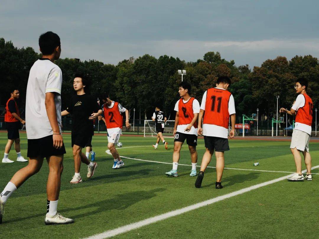 球员们为了团队荣誉，积极备战比赛