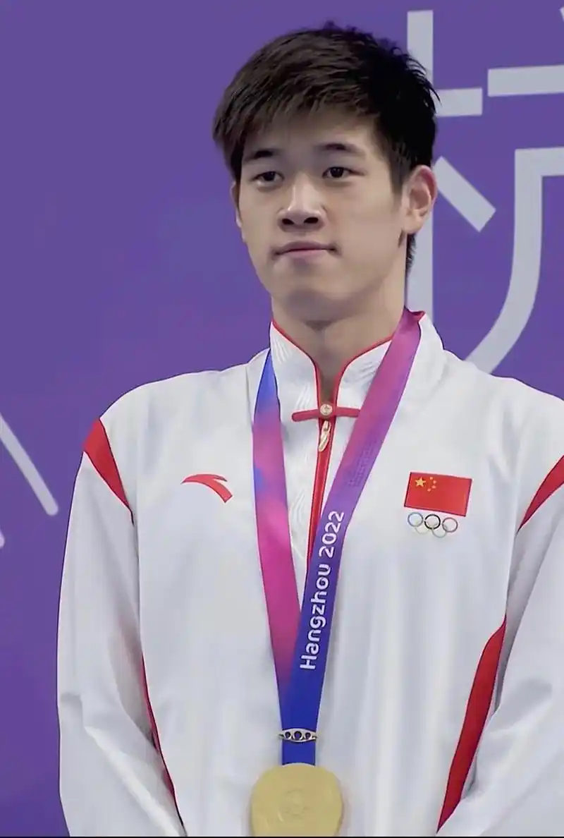 游泳冠军在比赛中刷新记录夺得冠军