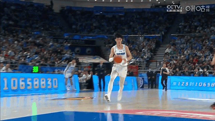 联盟新星在比赛中展现出色表现,得到教练赞誉 联盟新星在比赛中展现出色表现,得到教练赞誉