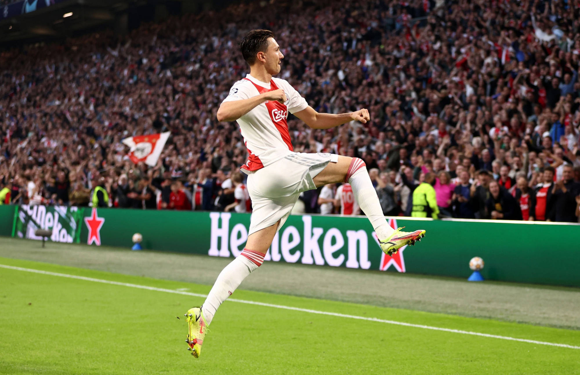 阿贾克斯在欧洲顶级比赛中取得胜利,赢得掌声! 阿贾克斯在欧洲顶级比赛中取得胜利,赢得掌声!