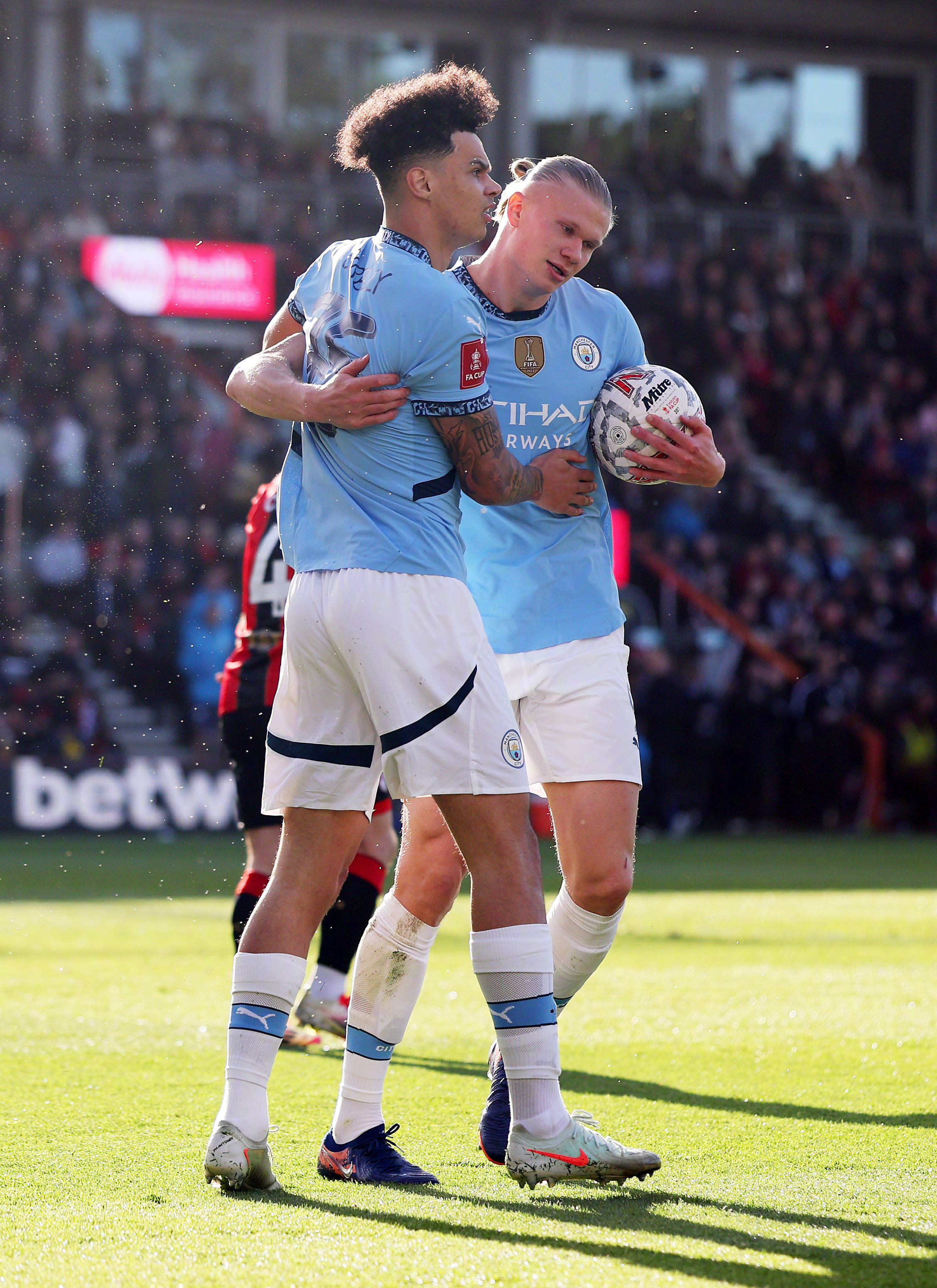 包含曼城遭遇一场惊心动魄比赛，仅战平对手的词条