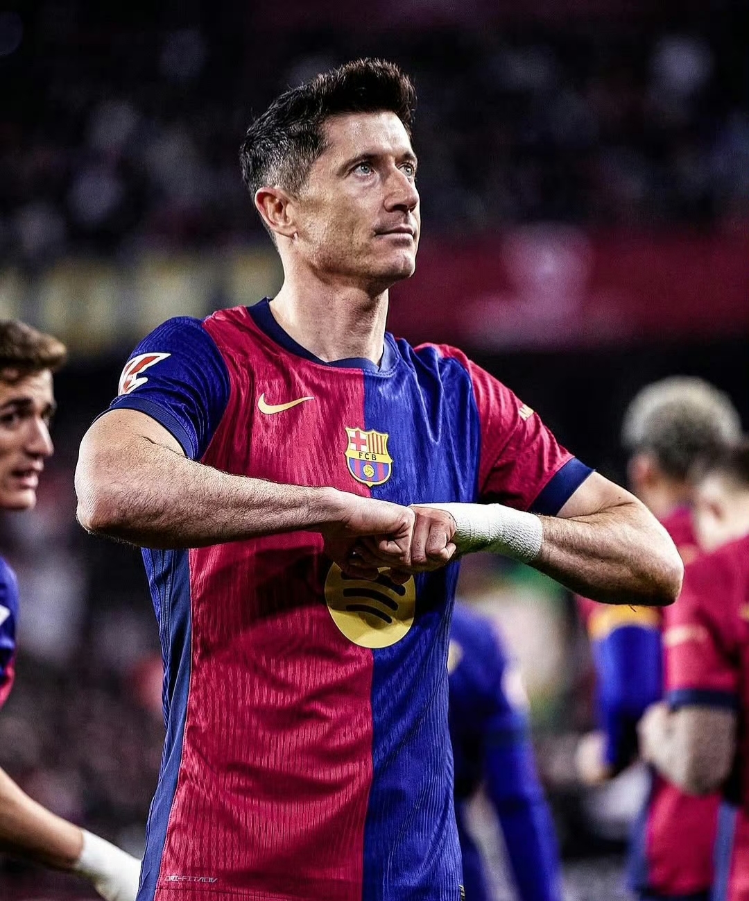 拜仁慕尼黑再度登顶,强势表现惊艳球迷 拜仁慕尼黑再度登顶,强势表现惊艳球迷