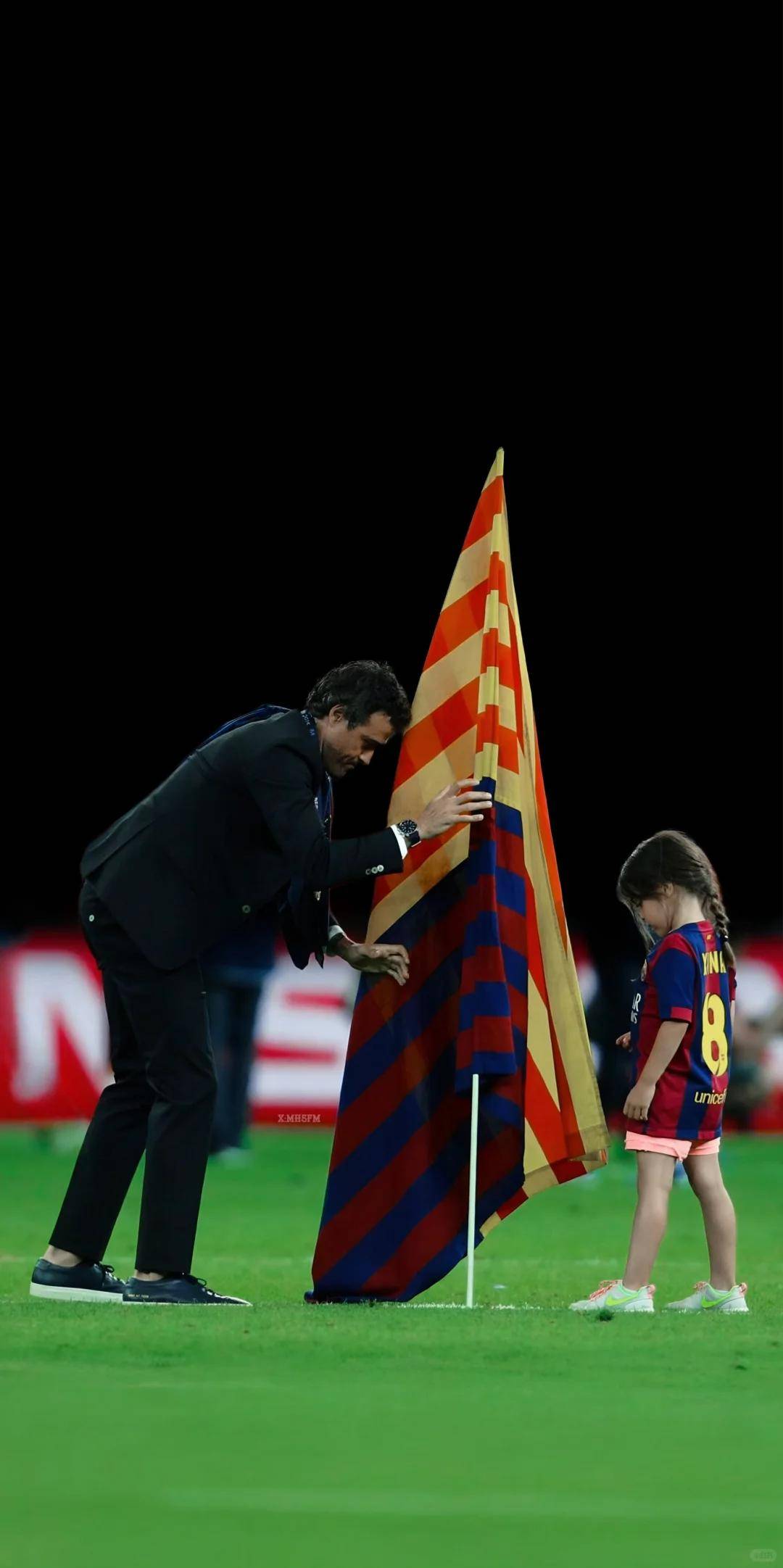 开云平台-热衷足球运动的球迷扬起支持旗帜