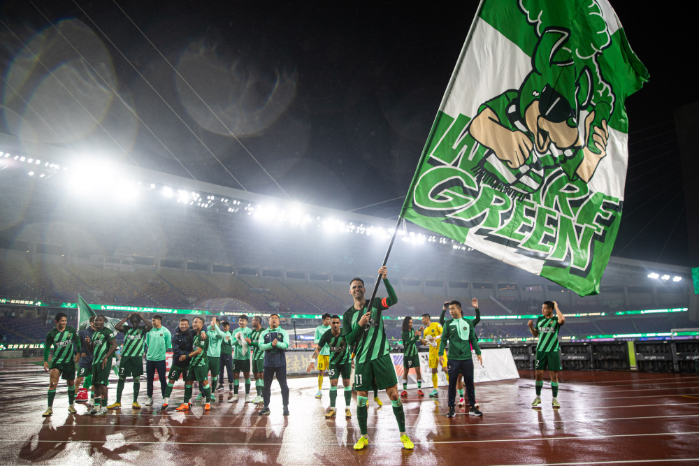 热衷足球运动的球迷扬起支持旗帜 热衷足球运动的球迷扬起支持旗帜