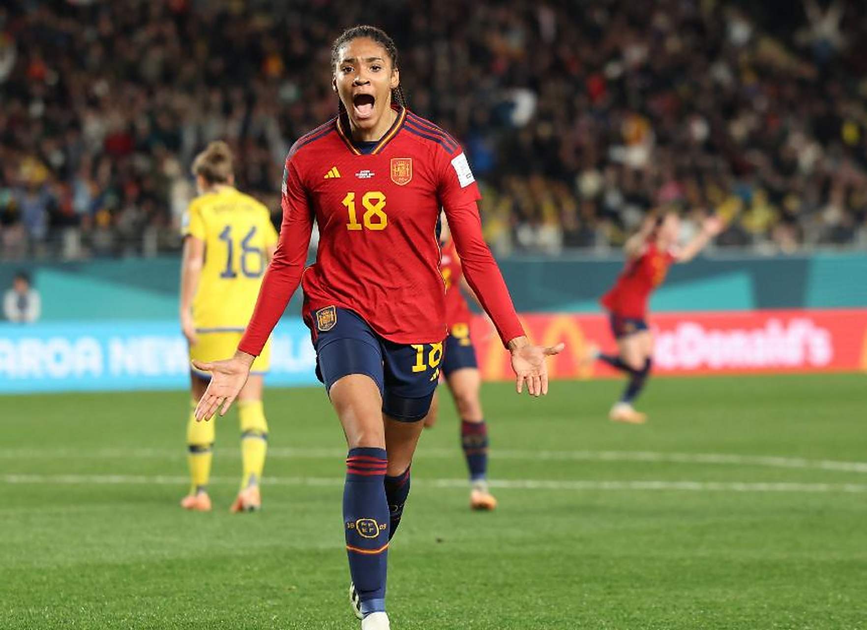 西班牙女足表现出色赢得观众喝彩 西班牙女足表现出色赢得观众喝彩