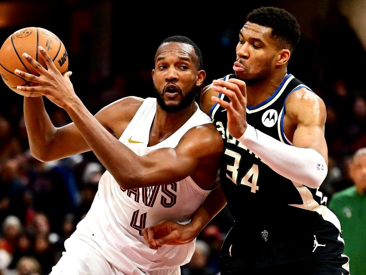 关于雄鹿豪取八连胜：字母哥带领球队横扫篮网的信息