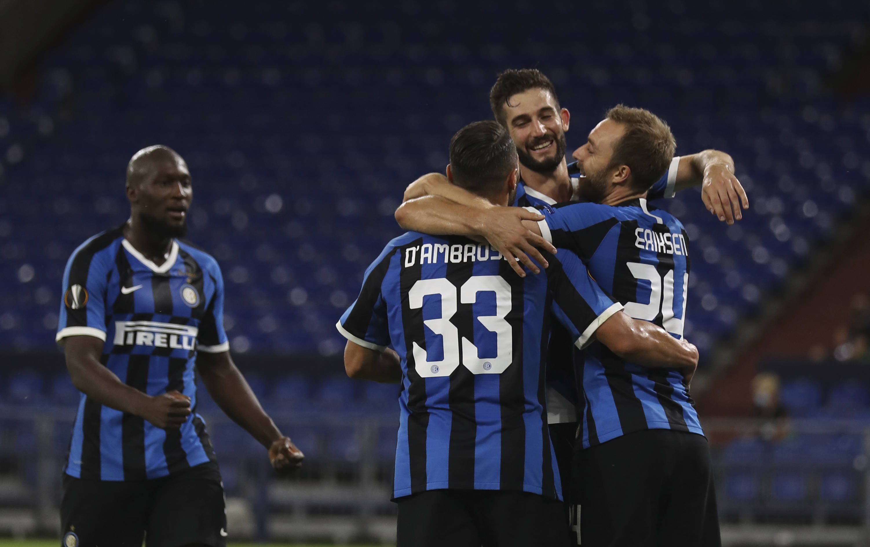 球员们在比赛中拼尽全力,为了胜利 球员们在比赛中拼尽全力,为了胜利