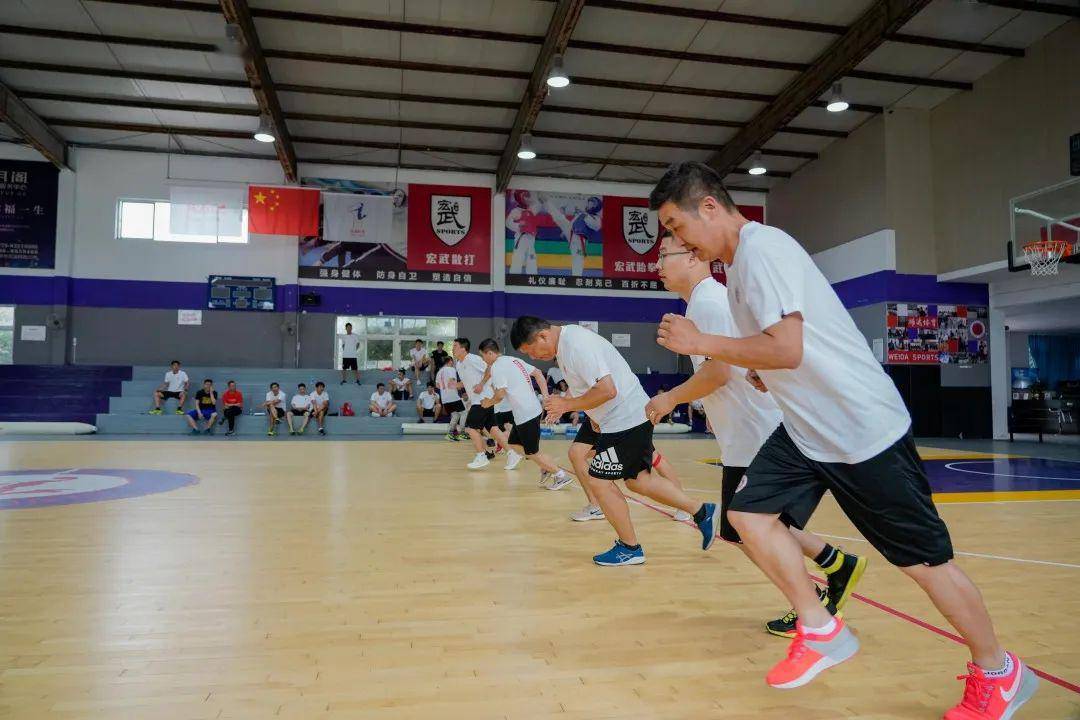 篮球裁判员工资待遇待改善,引发争议 篮球裁判员工资待遇待改善,引发争议