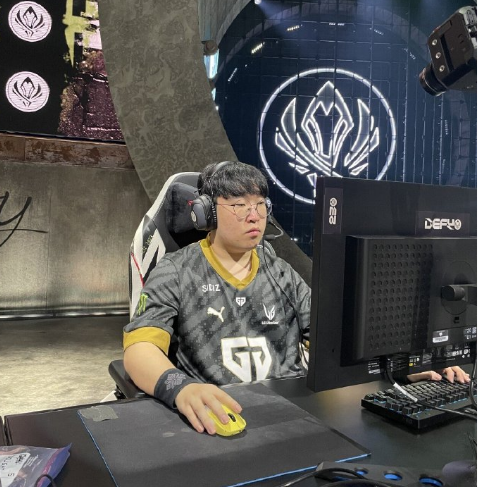 GEN力克DRX,Uzi单局斩获MVP鏖战多局小组赛,留下经典瞬间 GEN力克DRX,Uzi单局斩获MVP鏖战多局小组赛,留下经典瞬间