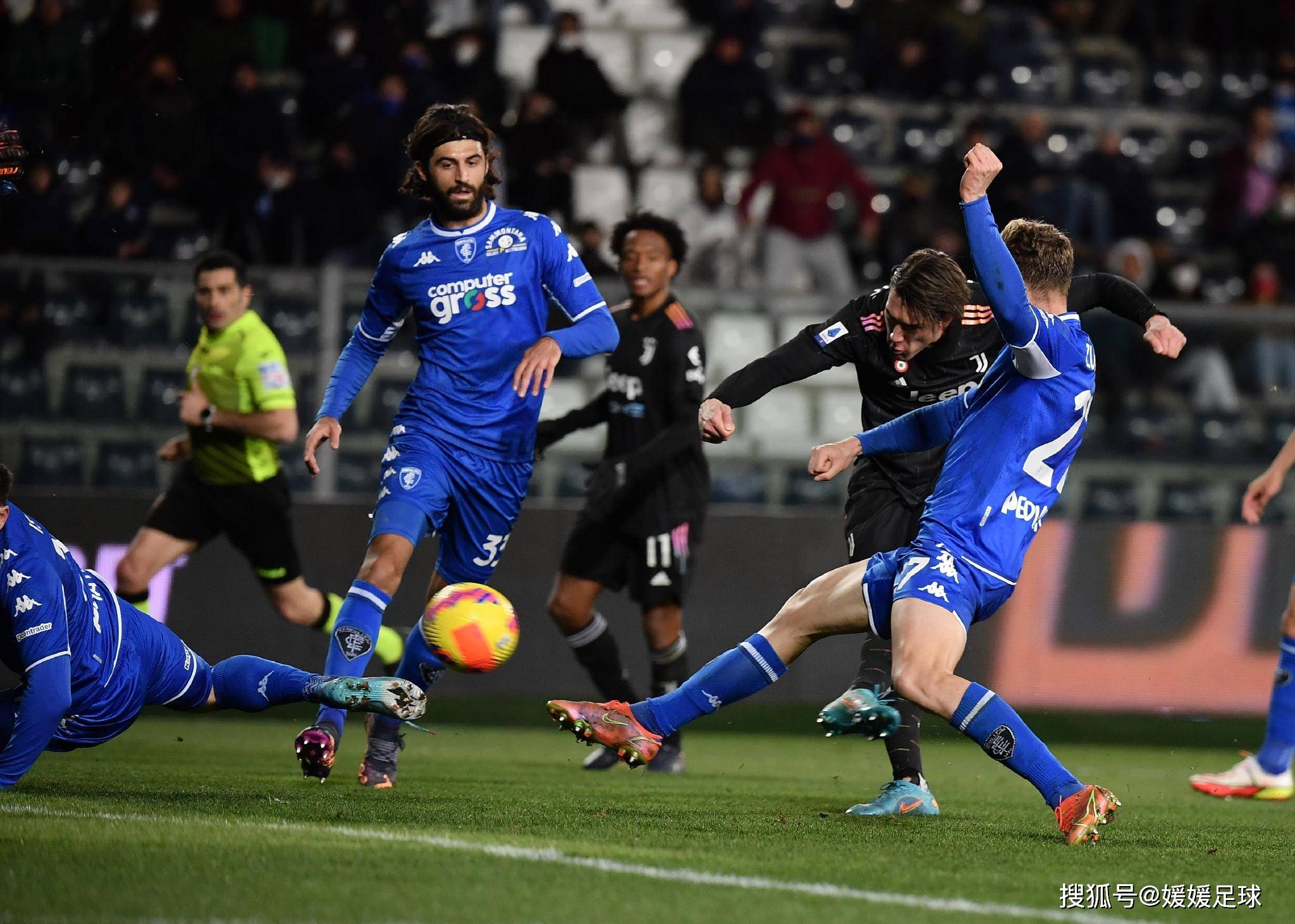 世界足球赛事半决赛:巾帼英豪昂首晋级 世界足球赛事半决赛:巾帼英豪昂首晋级