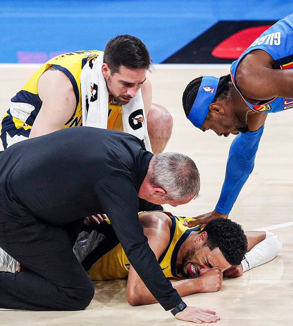 篮球明星遭受不公待遇，球迷共同支持