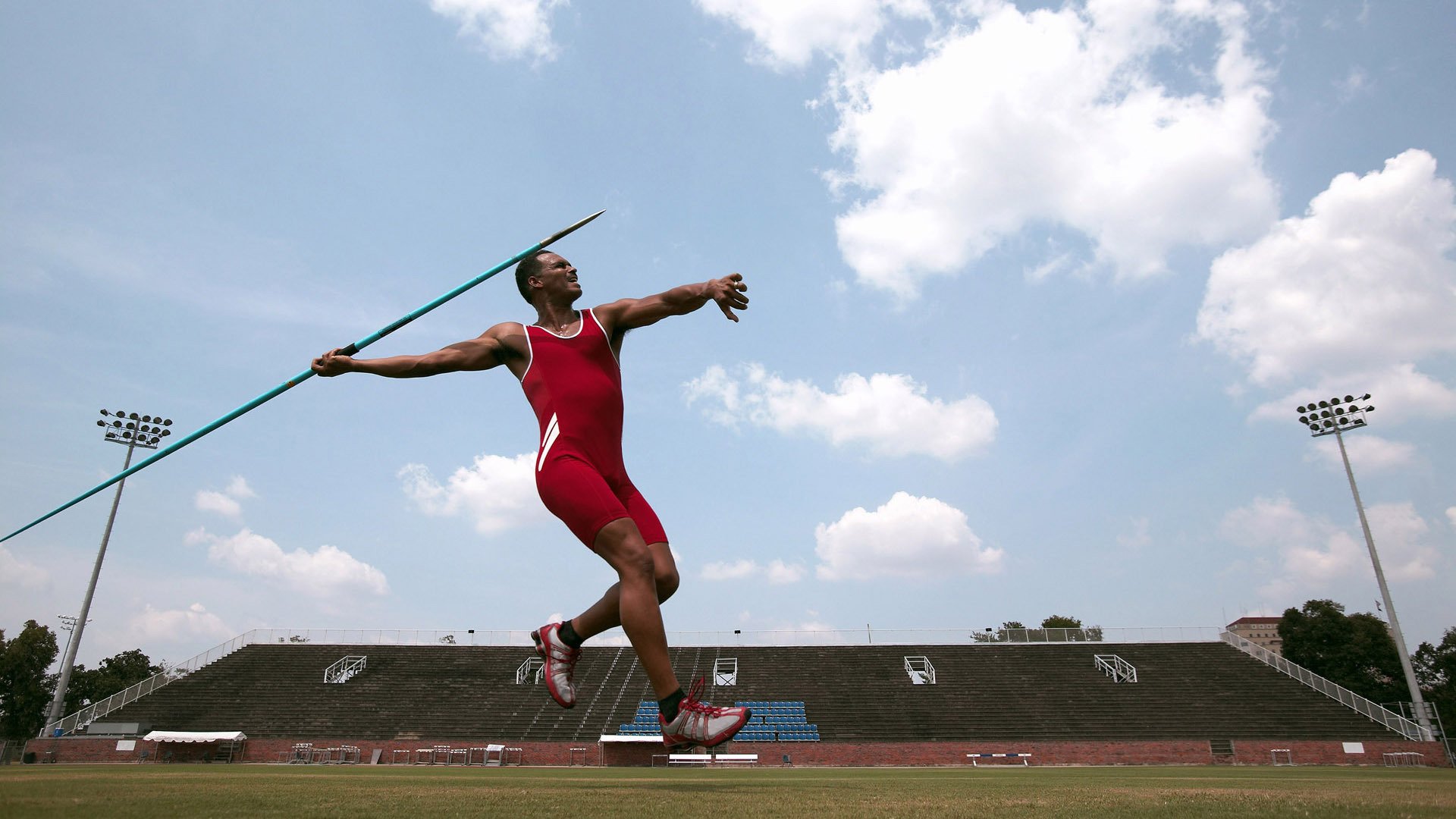 开云体育登录-地板与油门，当马刺刺穿太阳，F1揭幕战吹响新号角