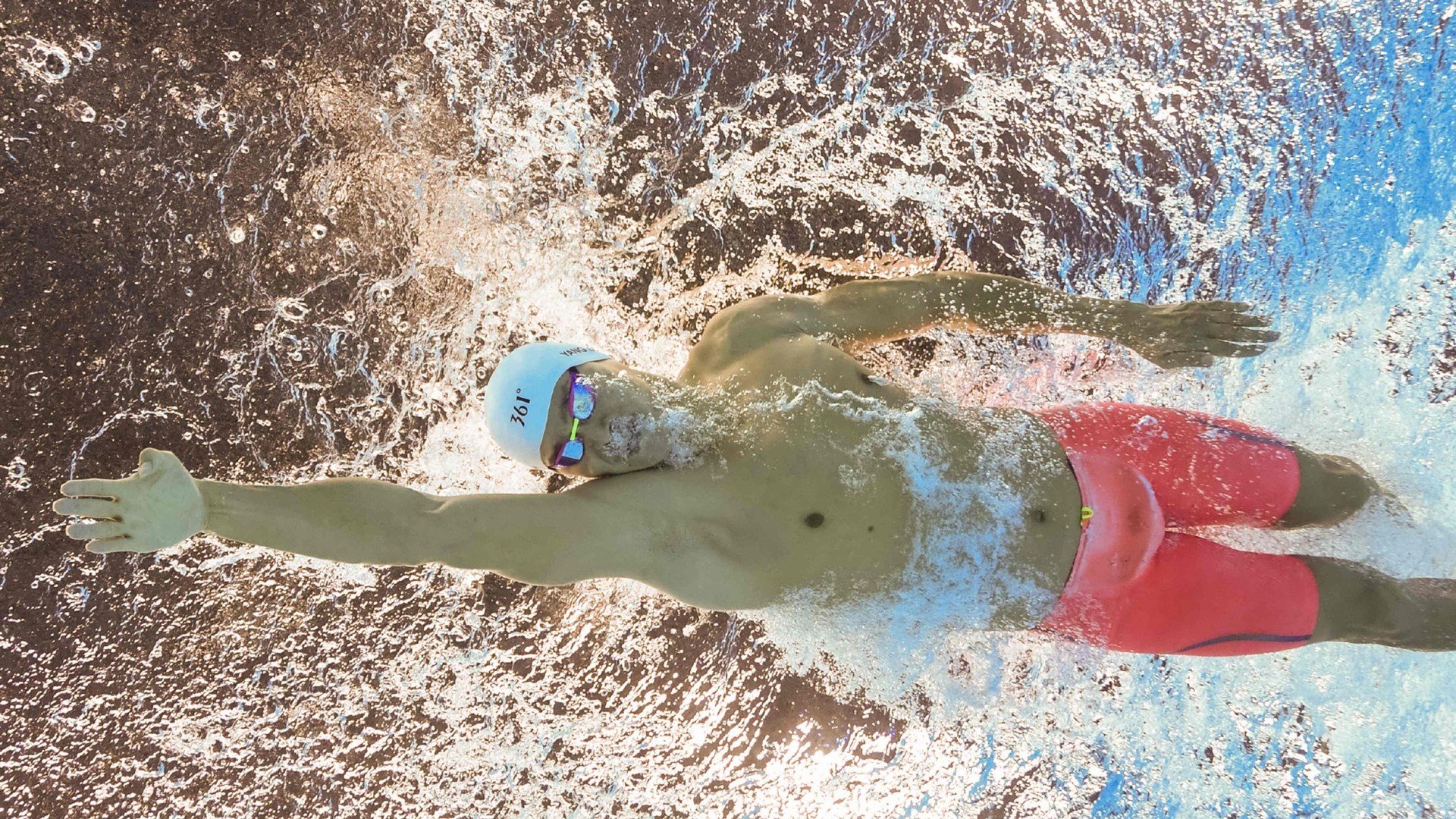 维尼修斯星光刺破夜空，加纳整体战术牢笼困住东道主