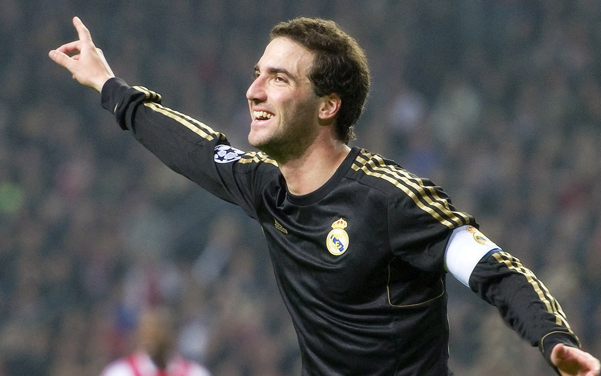 足球的双重战场，从德黑兰到曼彻斯特的征服叙事